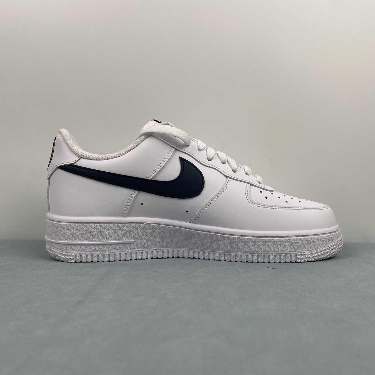 AF1-040 USA Soccer Tribute – lateral profile clean hero shot showing full colorway and star-pattern outsole tread