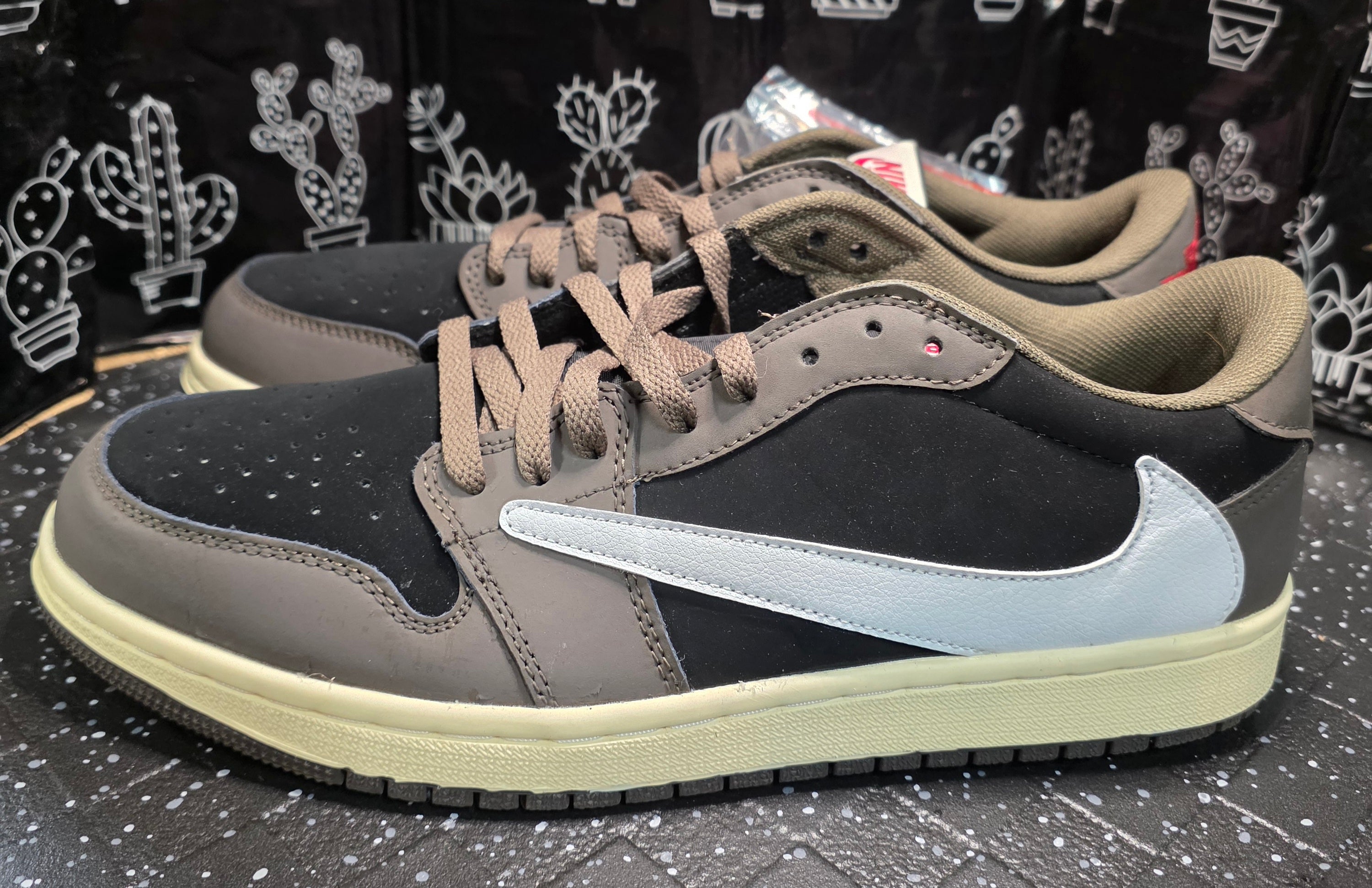 Jordan 1 Low “Travis Scott Mocha” — Design Inspired — US 11 New