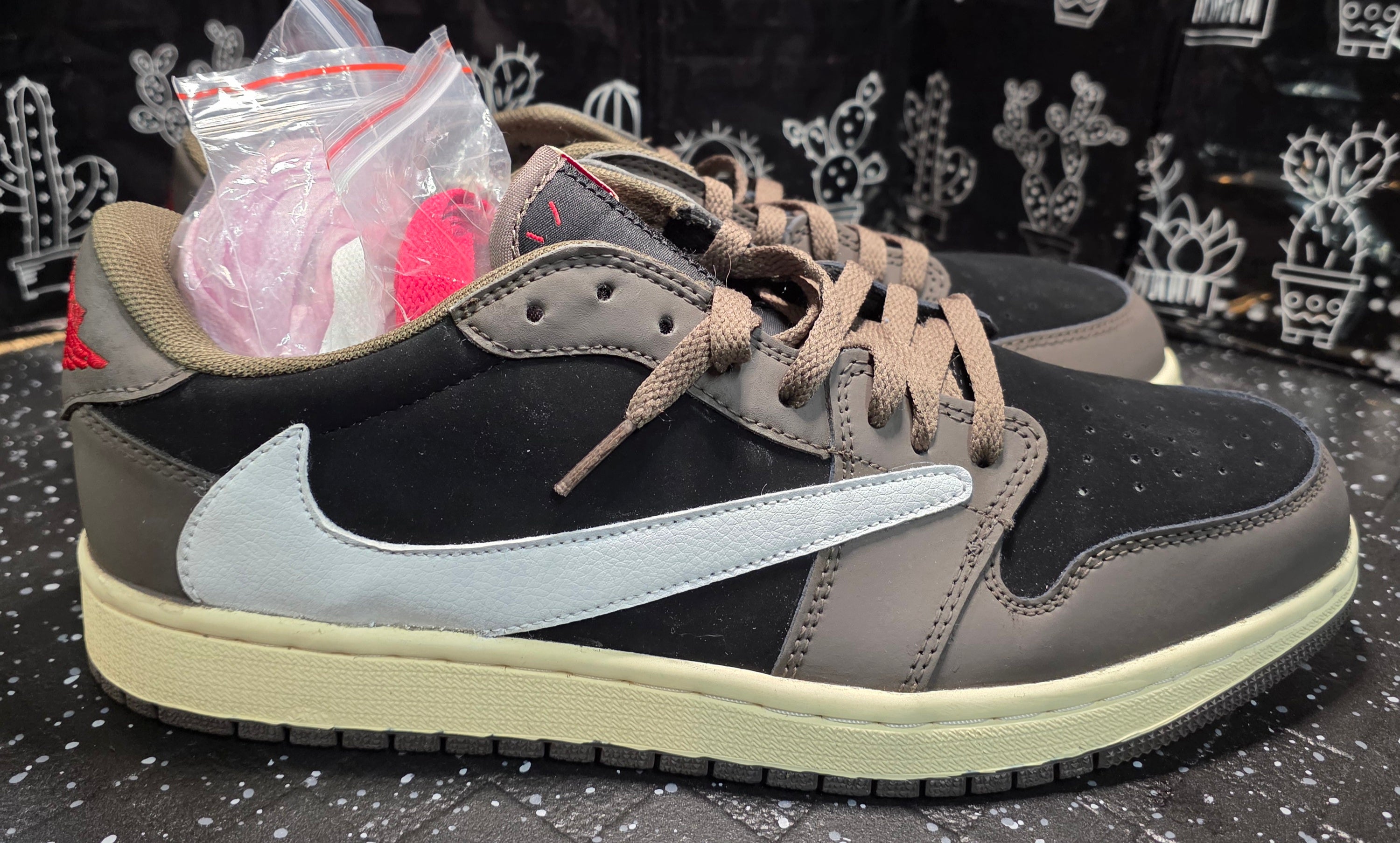 Jordan 1 Low “Travis Scott Mocha” — Design Inspired — US 11 New