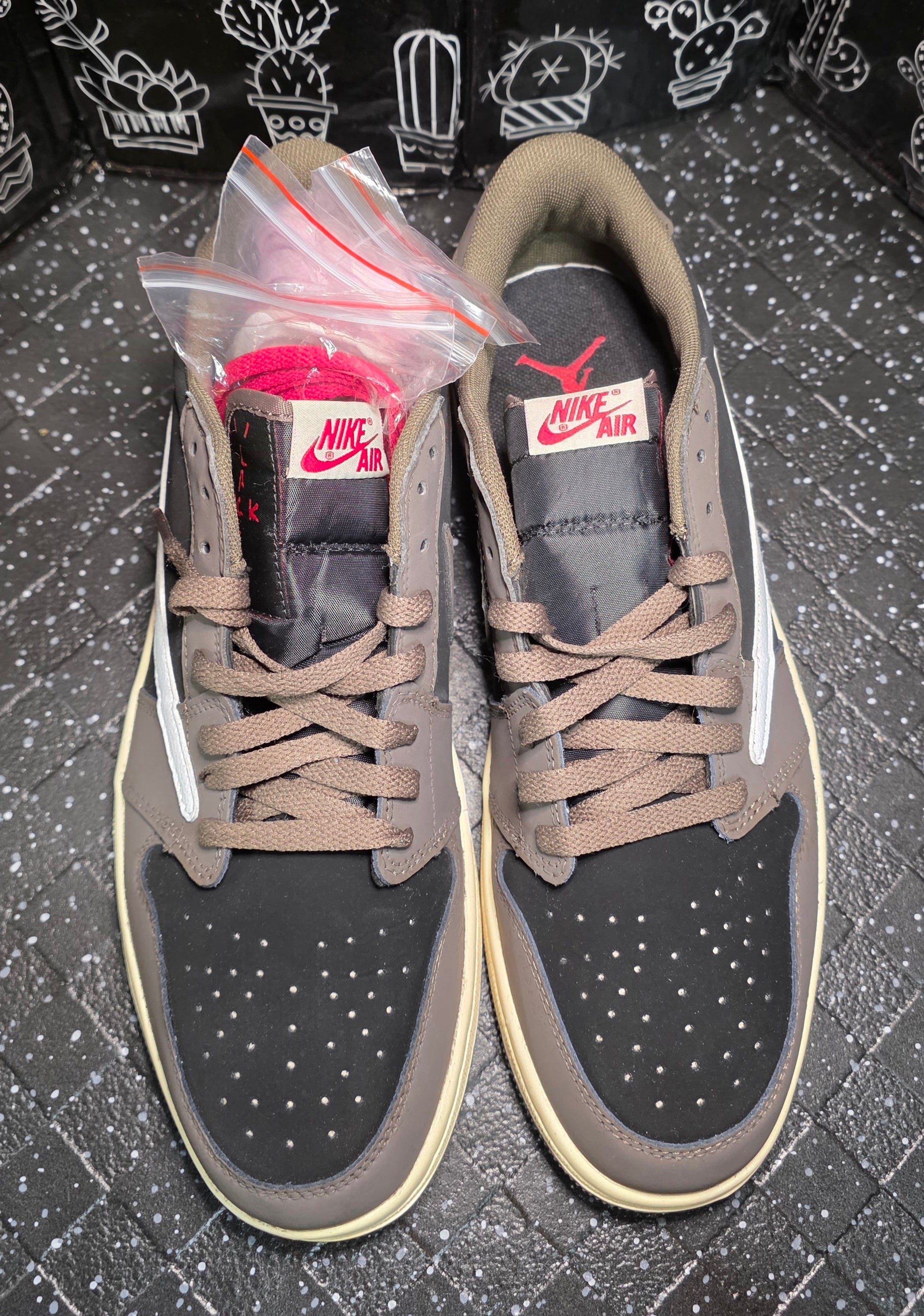 Jordan 1 Low “Travis Scott Mocha” — Design Inspired — US 11 New