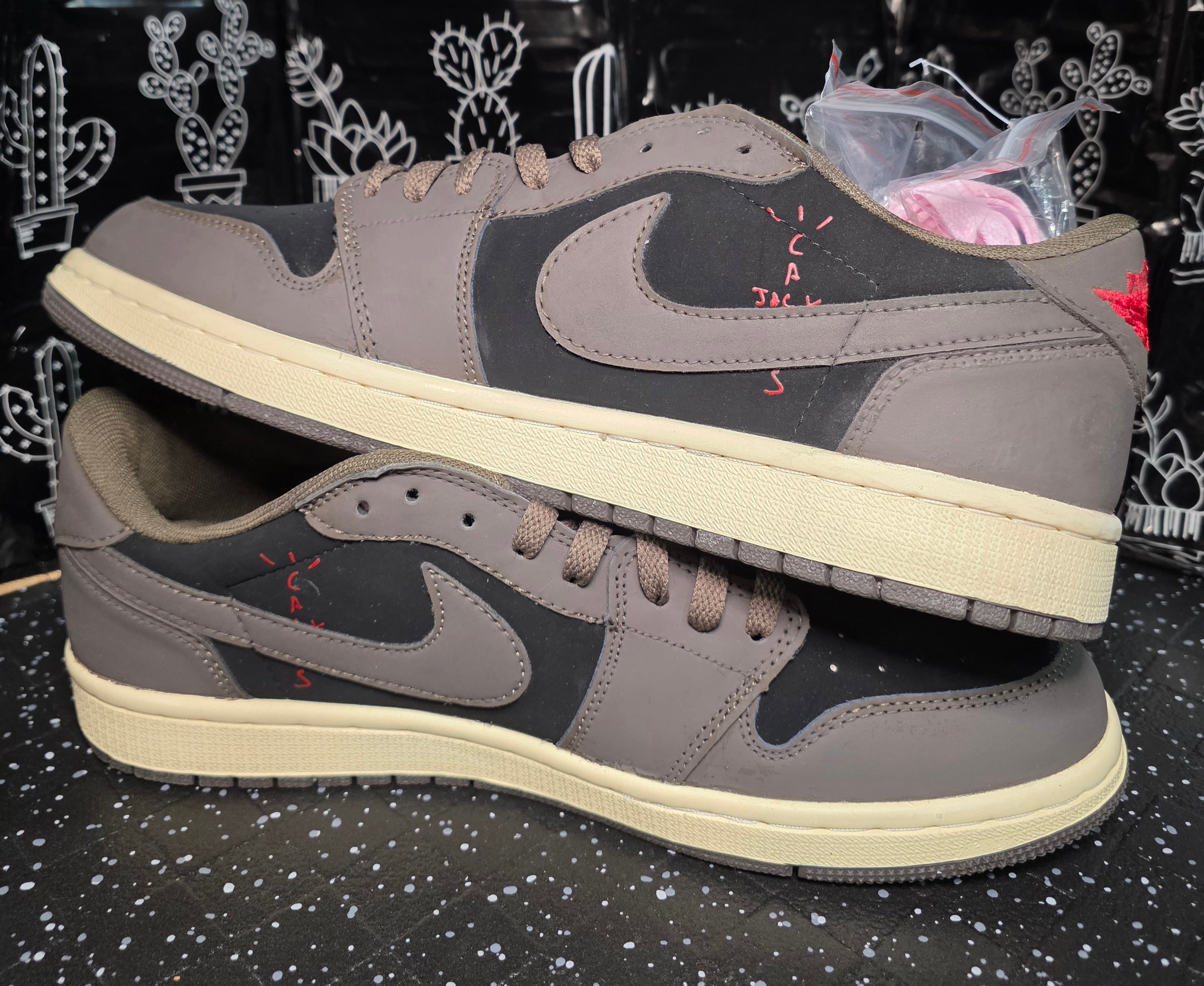 Jordan 1 Low “Travis Scott Mocha” — Design Inspired — US 11 New