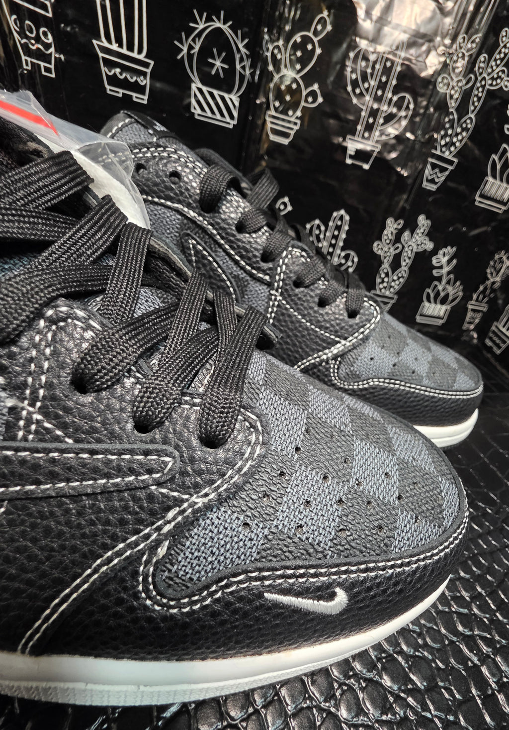 Jordan 1 Low “Cactus Jack-Designer Styled"- fantasy collab - US 11 — New