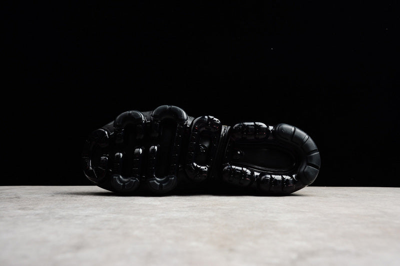 VMP‑BLKGOLD‑002 — Nike Air VaporMax Flyknit — Black/Gold — Design‑Inspired