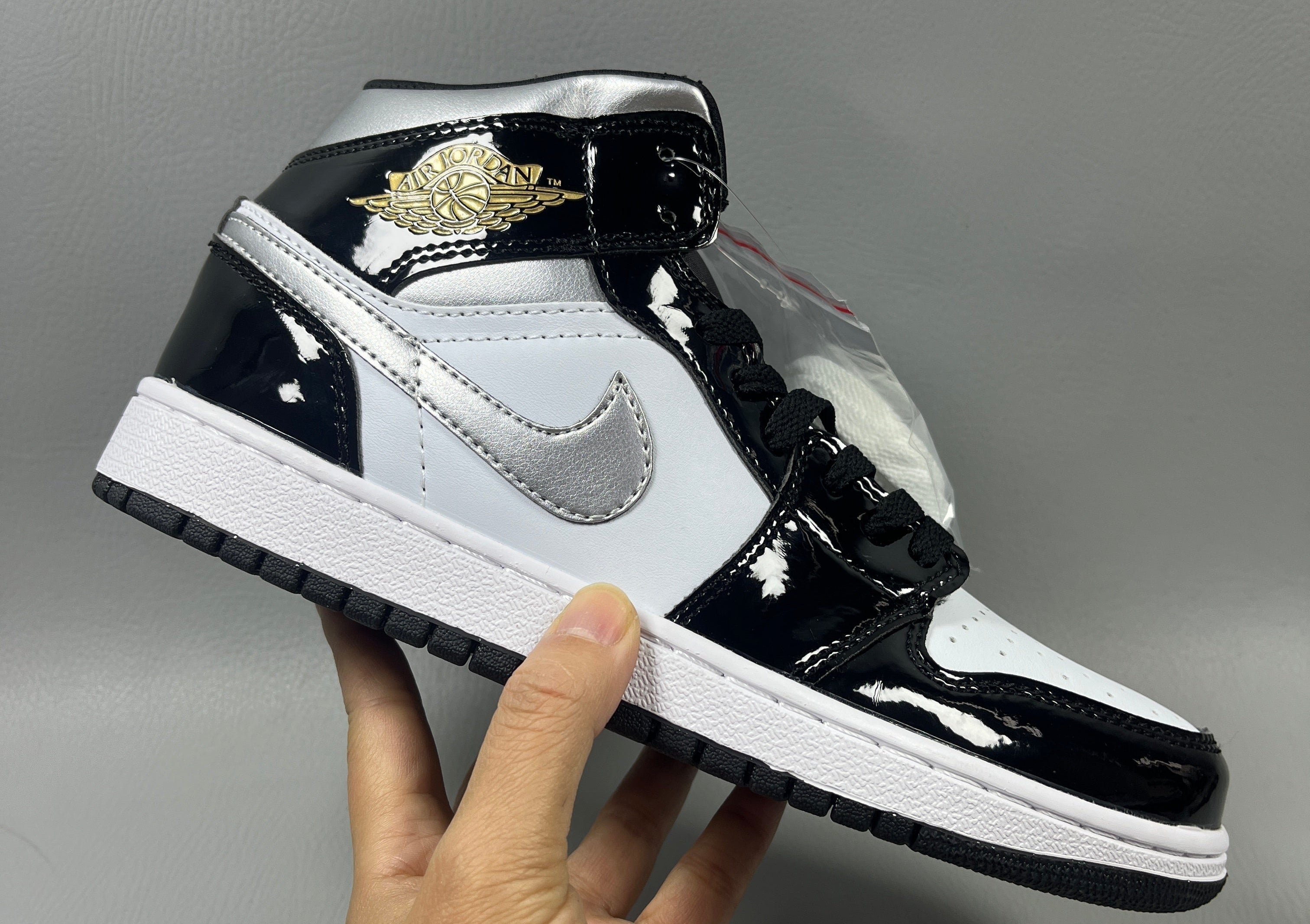 Jordan 1 High – Design-Inspired "Silver Anniversary" Custom Tribute Build AJ1-SLVR-ANN-003