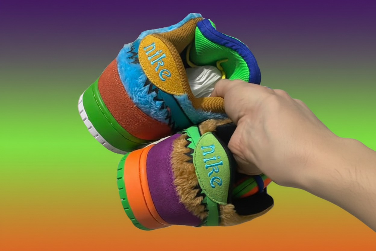 Sneakers Held - Gradient Background